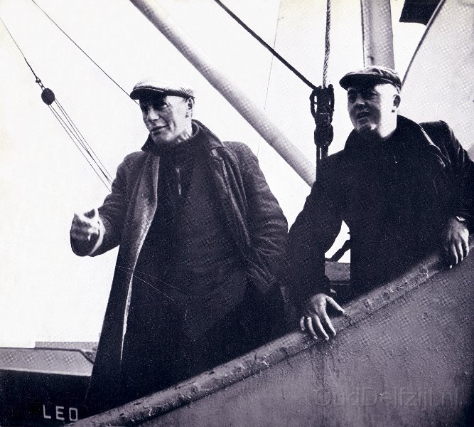Havenarbeiders aan boord van schip.jpg